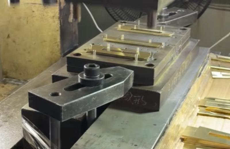 Proceso automatizado de estampado de metal | Video de la fábrica JX Precision